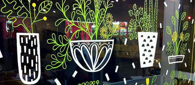 vitrine com vasos de plantas de plantas desenhados com giz líquido