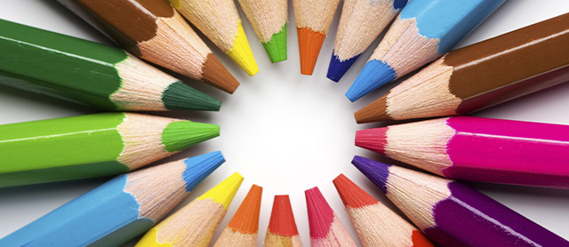 vários lápis de cor posicionados em círculo