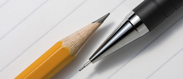 lápis e lapiseira lado a lado em cima de uma folha de caderno com as pontas em paralelo