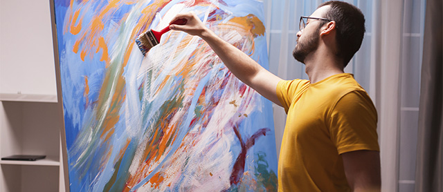 homem pintando um quadro como arteterapia