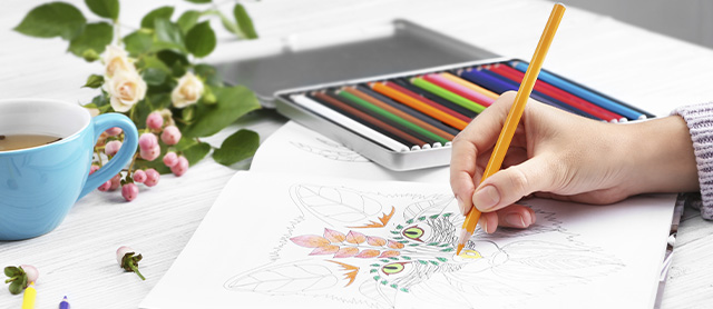 mulher colorindo desenhos para desenvolver habilidades motoras finas