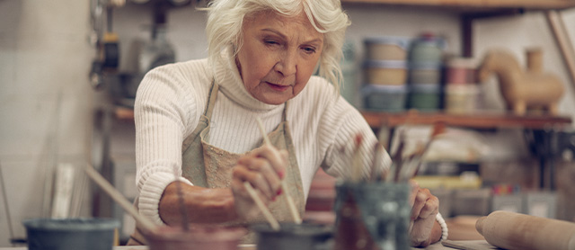 senhora idosa pintando como forma de artesanato terapêutico