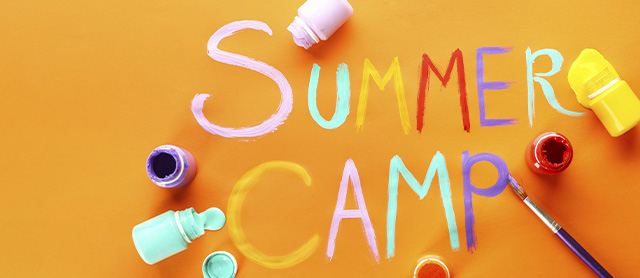 lettering com as palavras "summer camp" que significa acampamento de verão em inglês e ao redor do escrito estão os pincéis e tintas que foram usados para escrever