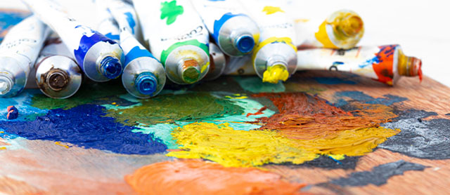 tubos de tinta a óleo espalhados sobre uma paleta, materiais artísticos essenciais para pintura