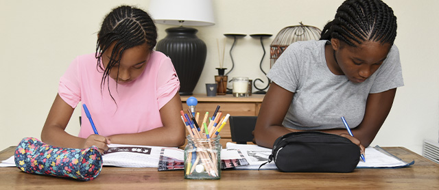 garotas estudando com o material escolar guardado em utensílios de organização