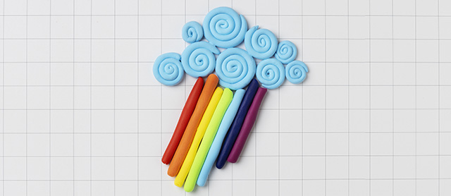 nuvem e arco-íris feitos com massinha de modelar