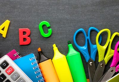 vários tipos de material escolar espalhados em cima da mesa