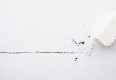 borracha apagando um risco à lápis sobre o papel